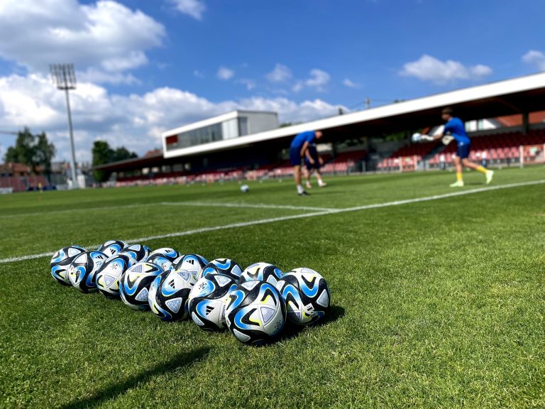 miejski stadion Puszcza Niepołomice MKS mecz PKO BP Ekstraklasa remont rozbudowa Michał Hebda sesja rady miejskiej niepołomice