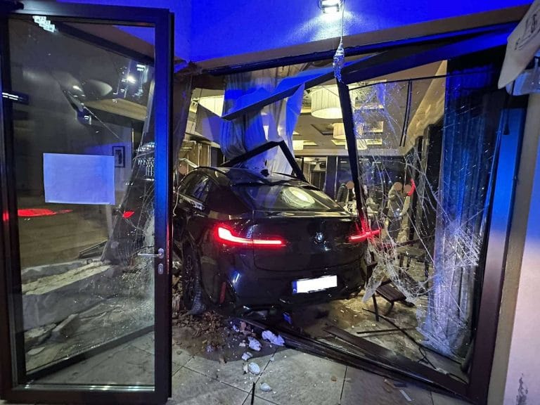 wypadek szarów azalia bmw auto wjechało w restaurację powiat wielicki gmina kłajil20241209_881768939_xlarge