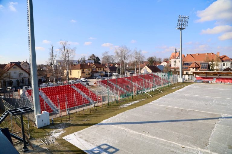 stadion miejski niepołomice wieże telewizyjne trybuny puszcza niepołomice ekstraklasa480253538_122159226158299474_6445269229939066959_n