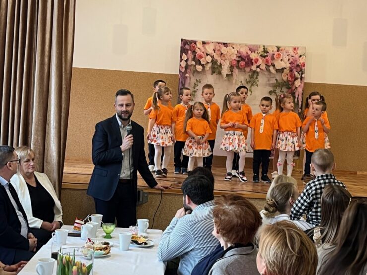 Dzień Kobiet w Gminie Gdów: Uroczystości pełne życzeń i radości