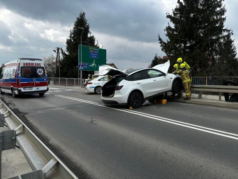 wypadek podłęże zdarzenie drogowe samochód tesla il20250331_903083379_xlarge-2
