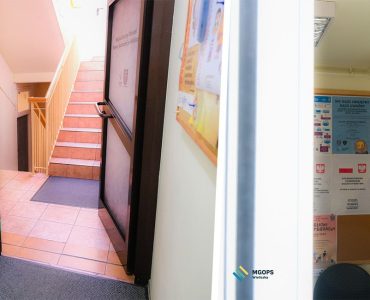 Bezpieczeństwo mieszkańców: AED i krzesło ewakuacyjne w Wieliczce
