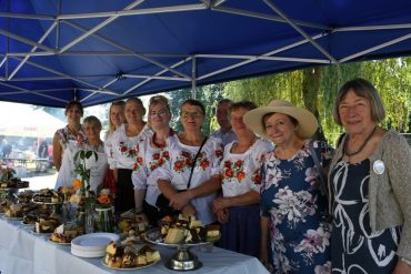Wakacyjny piknik w Zagórzanach z różyczkami w tle