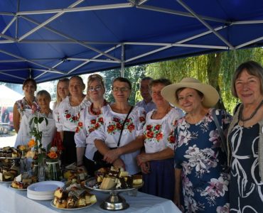 Wakacyjny piknik w Zagórzanach z różyczkami w tle