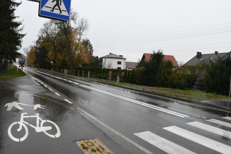 Nowe chodniki przy drogach wojewódzkich w Gdowie