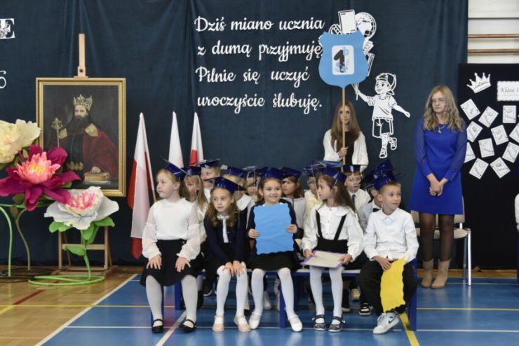 Uroczyste ślubowanie uczniów klas pierwszych w Niepołomicach
