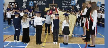 Uroczyste ślubowanie uczniów klas pierwszych w Niepołomicach