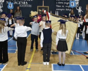 Uroczyste ślubowanie uczniów klas pierwszych w Niepołomicach