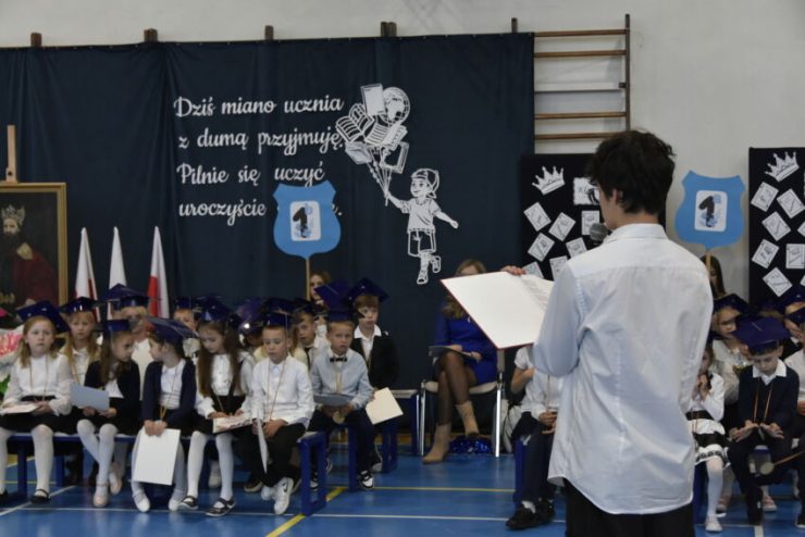 Uroczyste ślubowanie uczniów klas pierwszych w Niepołomicach