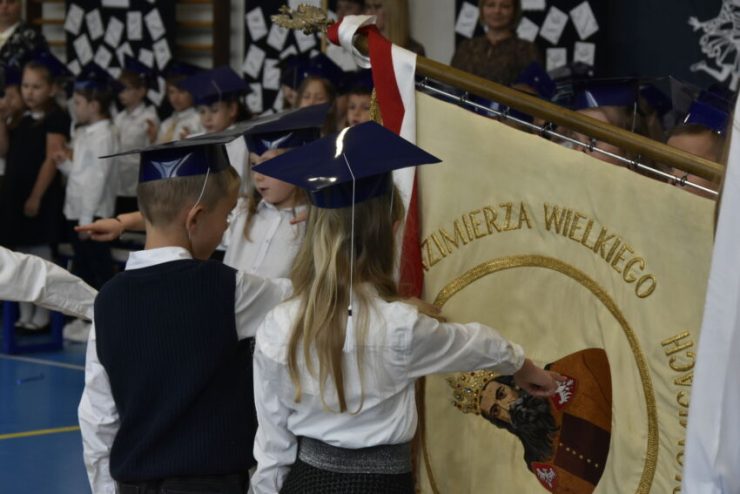 Uroczyste ślubowanie uczniów klas pierwszych w Niepołomicach