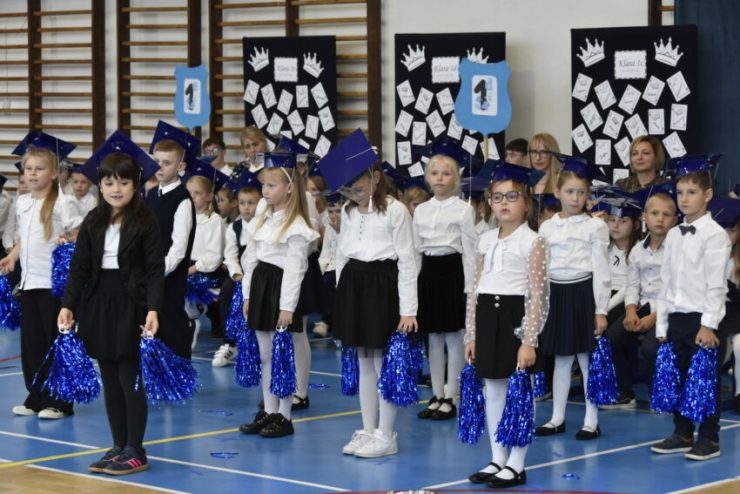 Uroczyste ślubowanie uczniów klas pierwszych w Niepołomicach