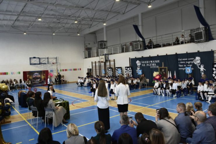 Uroczyste ślubowanie uczniów klas pierwszych w Niepołomicach