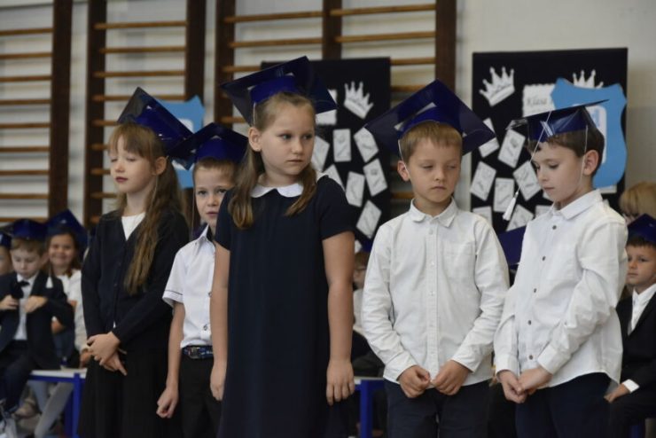 Uroczyste ślubowanie uczniów klas pierwszych w Niepołomicach