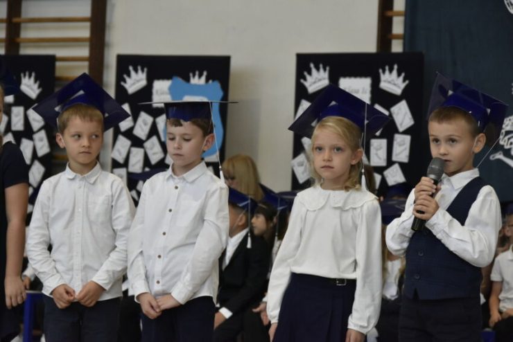 Uroczyste ślubowanie uczniów klas pierwszych w Niepołomicach