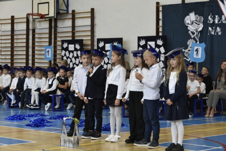 Uroczyste ślubowanie uczniów klas pierwszych w Niepołomicach
