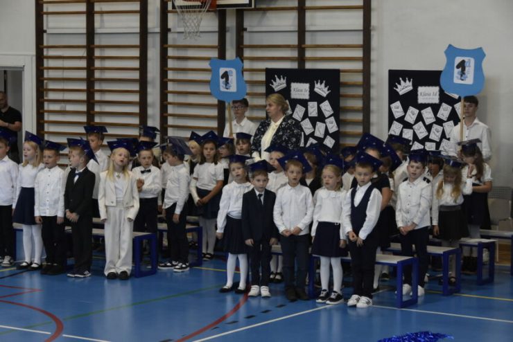 Uroczyste ślubowanie uczniów klas pierwszych w Niepołomicach