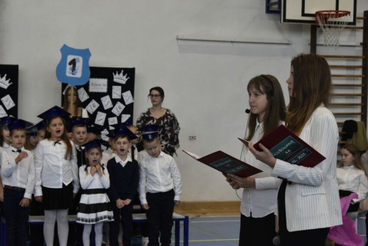Uroczyste ślubowanie uczniów klas pierwszych w Niepołomicach