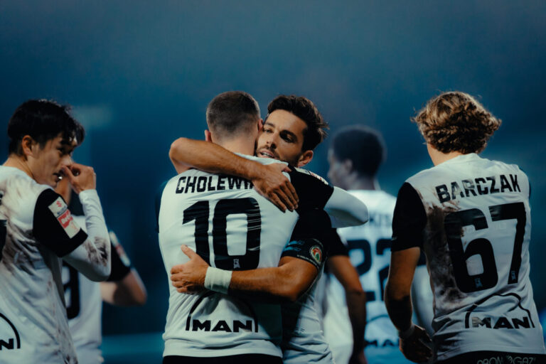 Eksplozja radości w Niepołomicach! Puszcza zmiażdżyła Stal – 4:1, 5 goli i 2 czerwone kartki