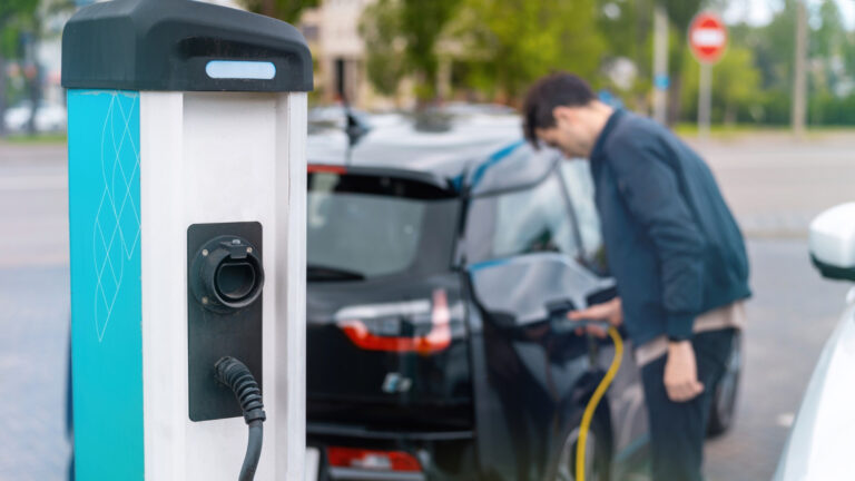 Stacja ładowania przy Biedronce w Niepołomicach w końcu działa