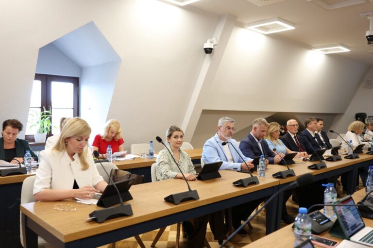 XXIII Sesja Rady Powiatu Wielickiego: nowości w kulturze i edukacji