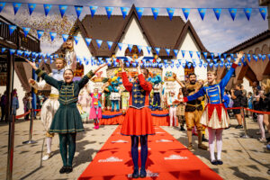 Energylandia rozdaje maskotki wszystkim przebranym dzieciom. Nadchodzą 12. urodziny Parku!
