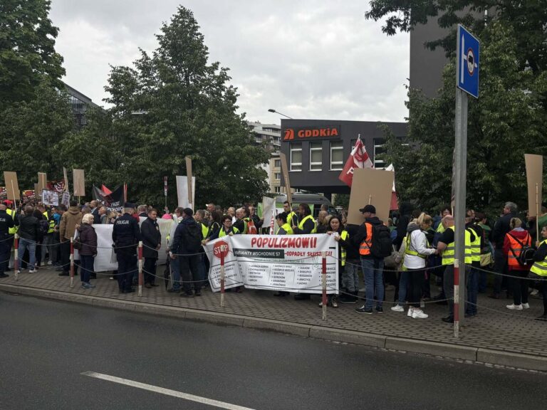 Sprzeciw wobec analizowanych wariantów S7. Mieszkańcy i samorządowcy z powiatu wielickiego protestowali w Krakowie
