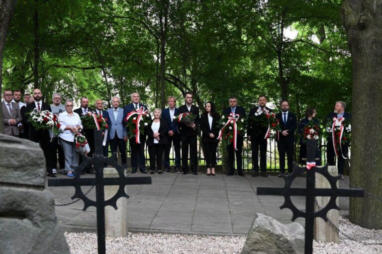 Uroczystość upamiętniająca ofiary ludobójstwa na cmentarzu św. Rozalii
