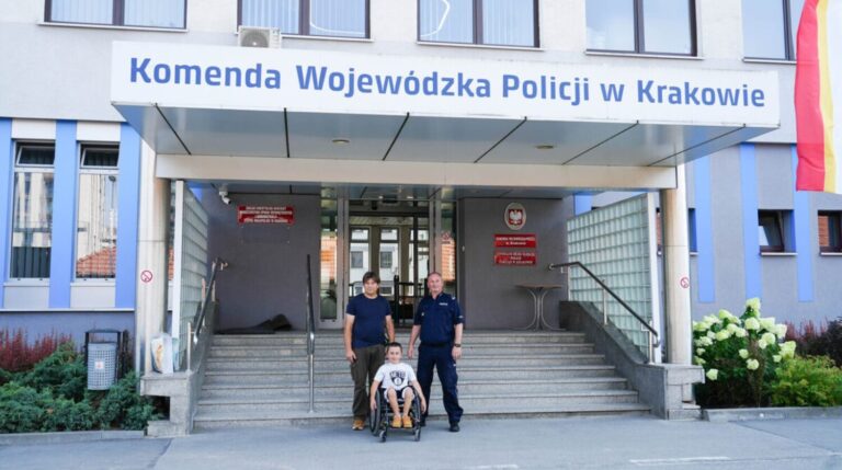 Wyjątkowy dzień 14-letniego Aleksandra. Małopolscy policjanci spełnili jego marzenie