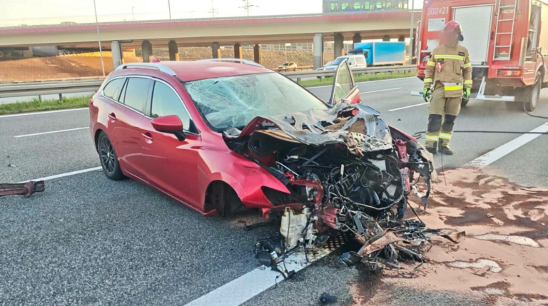 Trudny poranek na A4. Najpierw samochód uderzył w bariery, później zderzyły się dwa auta