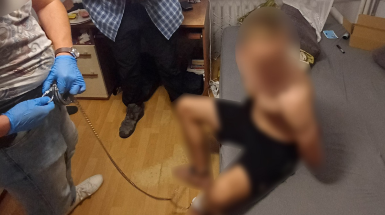 Siłowe wejście do mieszkania w Nowej Hucie. Zatrzymania po śmierci 36-latka w Krakowie [NAGRANIE]