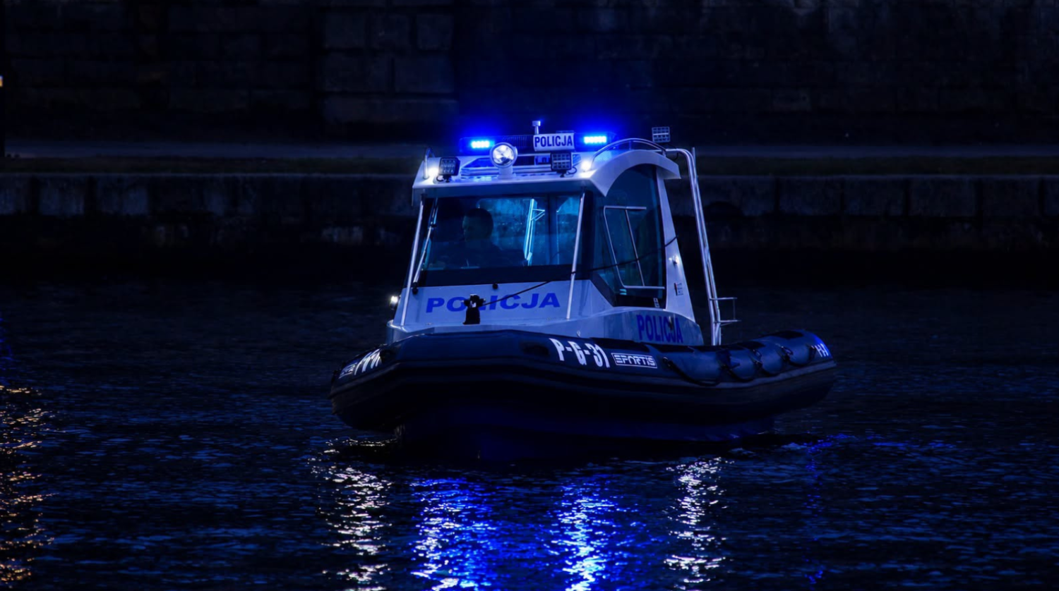 Nocna akcja nad Wisłą. Policjanci pomogli turystom z Wielkiej Brytanii