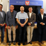Zatoka postojowa i nowy chodnik przy szkole podstawowej w Zakrzowie