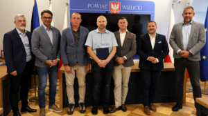 Zatoka postojowa i nowy chodnik przy szkole podstawowej w Zakrzowie