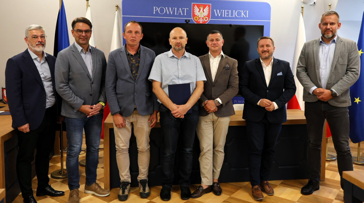 Zatoka postojowa i nowy chodnik przy szkole podstawowej w Zakrzowie