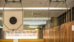 Bezpieczeństwo na strzelnicy – podstawowe zasady, które musisz znać przed wzięciem broni do ręki