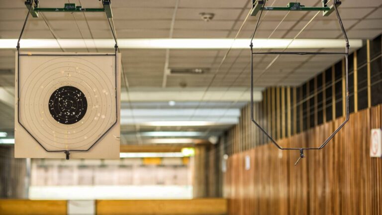 Bezpieczeństwo na strzelnicy – podstawowe zasady, które musisz znać przed wzięciem broni do ręki