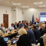 Parking przy nowej komendzie, zieleń przy kampusie i mieszkanie wspomagane. Za nami sesja Rady Powiatu Wielickiego