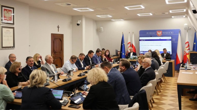 Parking przy nowej komendzie, zieleń przy kampusie i mieszkanie wspomagane. Za nami sesja Rady Powiatu Wielickiego