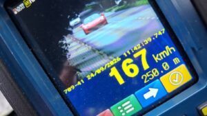 Kontrola prędkości w Kłaju. Kierowca Ferrari jechał 167 km/h w terenie zabudowanym!