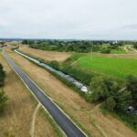 Trwa asfaltowanie Wiślanej Trasy Rowerowej między Brzegami a Grabiem