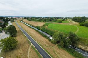 Trwa asfaltowanie Wiślanej Trasy Rowerowej między Brzegami a Grabiem