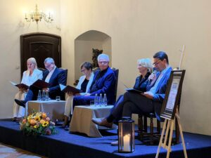 Niepołomice sięgnęły po Mickiewicza. Wspólne czytanie w zamkowych wnętrzach