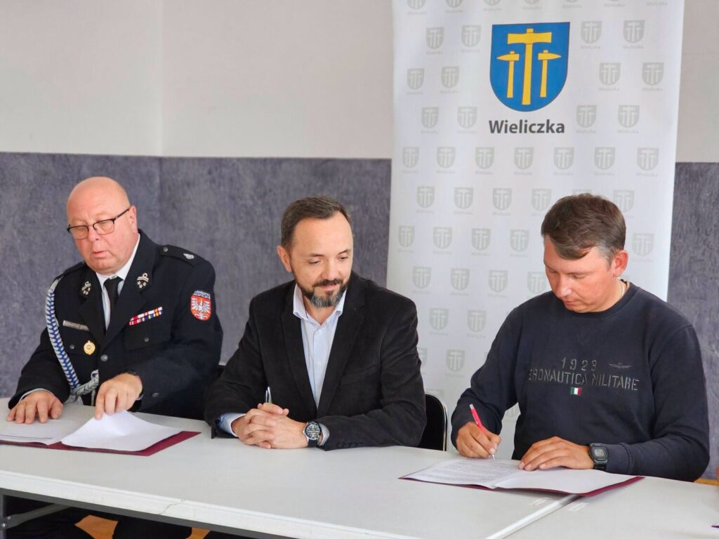 nowy-samoch&oacute;d-z-drabiną-mechaniczną-OSP-Czarnochowice-gmina-wieliczka-powiat-wielicki1.png
