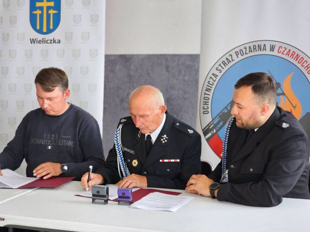 nowy-samoch&oacute;d-z-drabiną-mechaniczną-OSP-Czarnochowice-gmina-wieliczka-powiat-wielicki2.png