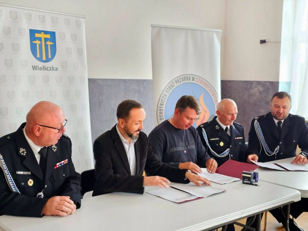 nowy-samoch&oacute;d-z-drabiną-mechaniczną-OSP-Czarnochowice-gmina-wieliczka-powiat-wielicki3.png