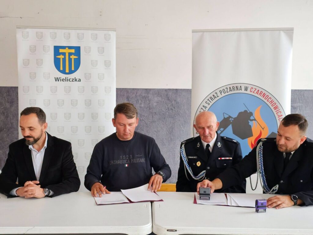 nowy-samoch&oacute;d-z-drabiną-mechaniczną-OSP-Czarnochowice-gmina-wieliczka-powiat-wielicki4.png