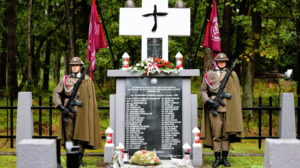 Pamięć o poległych wciąż żywa. Oddanie hołdu przy mogile Strzelc&oacute;w Podhalańskich