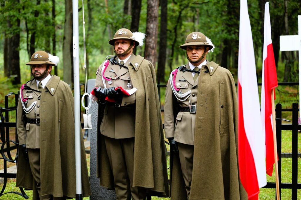 oddanie-hołdu-pamięci-żołnierzom-5-pułku-strzelc&oacute;w-podhalańskich-puszcza-niepołomice-niepołomice8.png