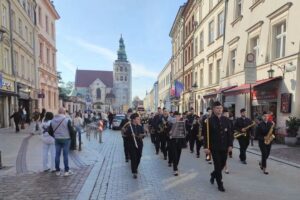 Orkiestra Hejnał z Byszyc reprezentowała Wieliczkę na krakowskiej paradzie