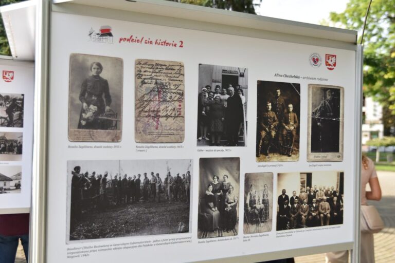 Rodzinne fotografie trafiły na gdowski Rynek. Otwarto wystawę &bdquo;Zatrzymana chwila II&rdquo;